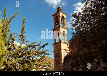 Bell Tower von Agios Georgios (Heiliger Georg) Kirche in Richtung Dorf. Zypern, Nicosia Bezirk Stockfoto