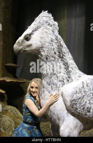 Evanna Lynch mit einer Replik von Seidenschnabel während der Medien-Vorschau auf die Herstellung von Harry Potter, die verbotenen Wald Attraktion bei der Warner Bros Studio Tour London. Stockfoto