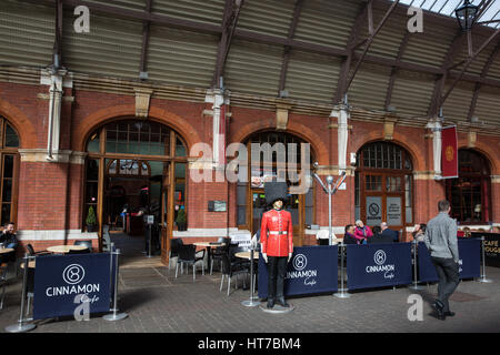 Windsor, UK. 6. März 2017. Das Zimt Cafe in Windsor Royal Shopping Centre. Es wurde auf einem rollenden 1-Monats-Miete von Aviva Investors gelegt. Stockfoto