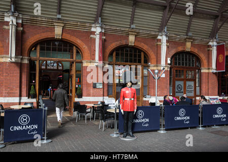 Windsor, UK. 6. März 2017. Das Zimt Cafe in Windsor Royal Shopping Centre. Es wurde auf einem rollenden 1-Monats-Miete von Aviva Investors gelegt. Stockfoto