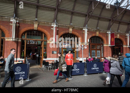 Windsor, UK. 6. März 2017. Das Zimt Cafe in Windsor Royal Shopping Centre. Es wurde auf einem rollenden 1-Monats-Miete von Aviva Investors gelegt. Stockfoto