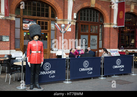 Windsor, UK. 6. März 2017. Das Zimt Cafe in Windsor Royal Shopping Centre. Es wurde auf einem rollenden 1-Monats-Miete von Aviva Investors gelegt. Stockfoto