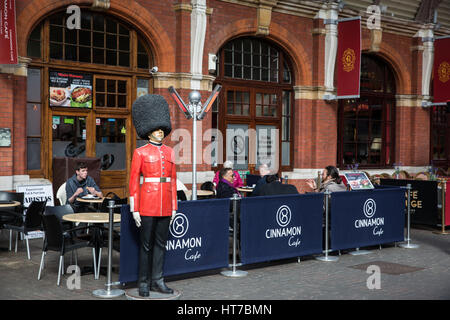 Windsor, UK. 6. März 2017. Das Zimt Cafe in Windsor Royal Shopping Centre. Es wurde auf einem rollenden 1-Monats-Miete von Aviva Investors gelegt. Stockfoto