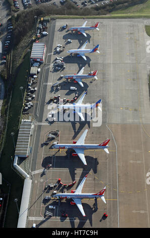 Luftaufnahme von Jet2.com Flugzeuge geparkt auf dem Vorfeld des Flughafen Leeds-Bradford, West Yorkshire, Großbritannien Stockfoto