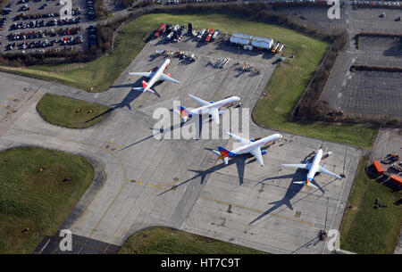 Luftaufnahme von Jet2.com Flugzeuge geparkt auf dem Vorfeld des Flughafen Leeds-Bradford, West Yorkshire, Großbritannien Stockfoto