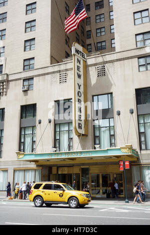 Gelbes Taxi vor Eingang Wyndham New Yorker Hotel, Garment District, NYC, USA Stockfoto