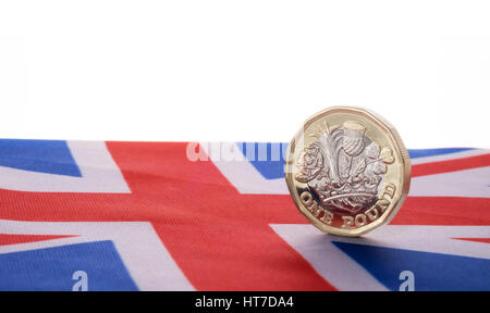 UK Währung Einheit ein Pfund-Münze auf nationale Flagge, der Union jack Stockfoto