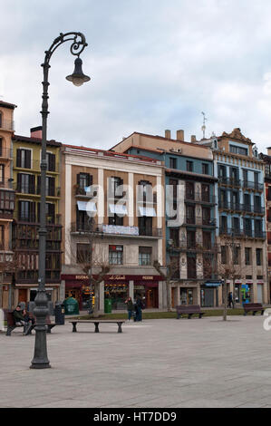 Spanien: Paläste in Plaza del Castillo, der Schlossplatz, die Nerven im Zentrum von Pamplona, Bühne für Stierkämpfe bis 1844 und Treffpunkt für einheimische Stockfoto