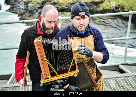 Fotograf Jack Lowe, und sein Assistent Ian Henderson, (links) Einrichten einer viktorianischen Glas Plattenkamera auf der Slipanlage in Padstow RNLI Station, bevor Sie fotografieren die Crew als Teil seiner Mission, alle 237 RNLI-Rettungsboot-Stationen in Großbritannien und Irland für das The Lifeboat Station Projekt zu erfassen. Stockfoto