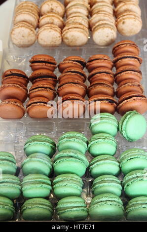 Bunte Macaron Cookies zum Verkauf an Luxus-Bäckerei in Paris, Frankreich Stockfoto