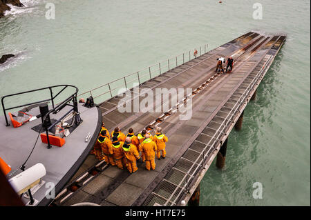 Fotograf Jack Lowe fotografiert die Crew auf der Slipanlage in Padstow RNLI-Station, mit seinen viktorianischen Glas Plattenkamera als Teil seiner Mission, alle 237 RNLI-Rettungsboot-Stationen in Großbritannien und Irland für das The Lifeboat Station Projekt zu erfassen. Stockfoto