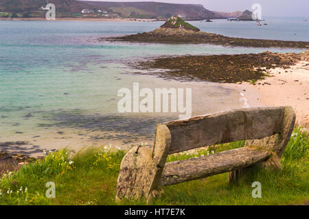 Bank, Blick auf das Meer mit Blick auf Bryher/Bryer und unbewohnten Inseln Tresco, Isles of Scilly, Scillies, Cornwall im April Stockfoto