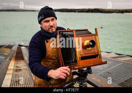 Fotograf Jack Lowe, mit seinen viktorianischen Glas Plattenkamera auf der Slipanlage in Padstow RNLI Station, bevor Sie fotografieren die Crew als Teil seiner Mission, alle 237 RNLI-Rettungsboot-Stationen in Großbritannien und Irland für das The Lifeboat Station Projekt zu erfassen. Stockfoto