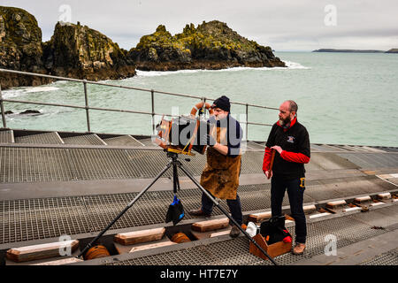 Fotograf Jack Lowe, und sein Assistent Ian Henderson, (rechts) Einrichten einer viktorianischen Glas Plattenkamera auf der Slipanlage in Padstow RNLI Station vor dem Fotografieren der Crew als Teil seiner Mission, alle 237 RNLI-Rettungsboot-Stationen in Großbritannien und Irland für das The Lifeboat Station Projekt zu erfassen. Stockfoto