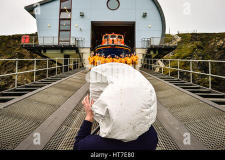 Fotograf Jack Lowe, konzentriert sich seine viktorianischen Glas Plattenkamera auf der Slipanlage in Padstow RNLI Station vor dem Fotografieren der Crew als Teil seiner Mission, alle 237 RNLI-Rettungsboot-Stationen in Großbritannien und Irland für das The Lifeboat Station Projekt zu erfassen. Stockfoto