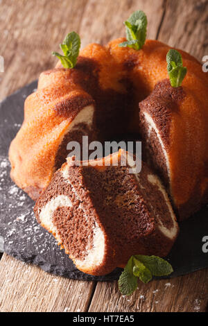 Scheiben von Schokolade Marmorkuchen mit Minze Closeup auf dem Tisch. Vertikal Stockfoto