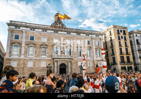 Barcelona, Spanien - 29. Mai 2016: Die Castellers de Barcelona von Fronleichnam Festival Stand vor dem historischen Rathaus mit Riesen pupp Stockfoto