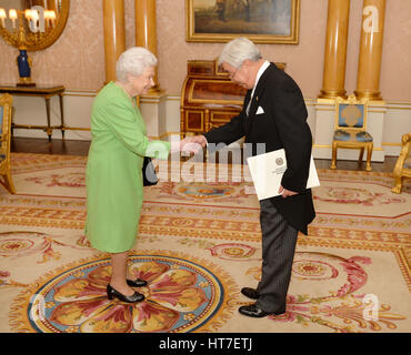 Königin Elizabeth II schüttelt Hände mit seiner Exzellenz Herr Erlan Idrissov der Botschafter von Kasachstan, bevor er sein Beglaubigungsschreiben während einer Privataudienz mit ihrer Majestät im Buckingham-Palast in der Londoner Westminster vorlegt. Stockfoto