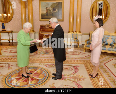 Königin Elizabeth II. mit seiner Exzellenz Herr Erlan Idrissov der Botschafter der Republik Kasachstan, als er präsentiert sein Beglaubigungsschreiben und wer mit seiner Frau Frau Idrissova, während einer Privataudienz mit ihrer Majestät im Buckingham-Palast in der Londoner Westminster einherging. Stockfoto