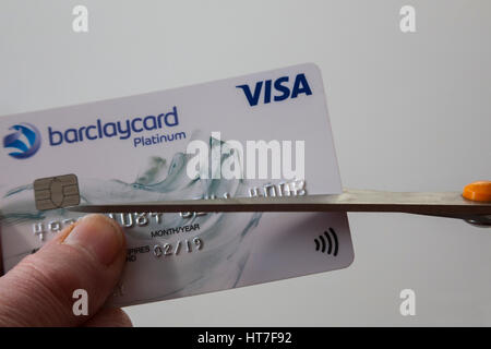 Schneiden Sie eine Barclaycard Visa Kreditkarte Ersatzkarte nach betrügerische Transaktion erhalten Stockfoto