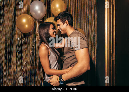 Schuss romantischen jungen Paares im Night Club. Junges Paar mit guten Zeiten in der Partei im Pub. Stockfoto