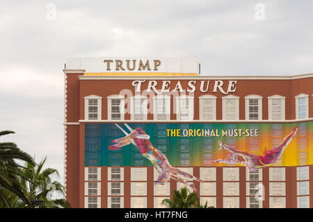 Las Vegas, USA - 28. Oktober 2016: Trump International Hotel Festzelt hinter dem Treasure Island Hotel positioniert, wie vom Strip in Las Vegas zu sehen Stockfoto