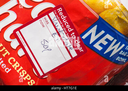 Reduziert um Aufkleber zu löschen, die ich bin klar, weil kurzes Datum auf Verpackung der neuen Wanderer reißen n Aktie dicker Chips leicht geschnitten verkleinert Kartoffelchips gesalzen Stockfoto