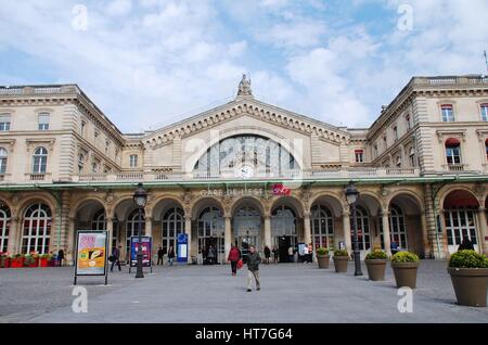 Fassade des Bahnhofs Gare De L'Est in Paris, Frankreich. Von Francois Duquesnay entworfen, wurde das Gebäude im Jahre 1849 eröffnet. Stockfoto