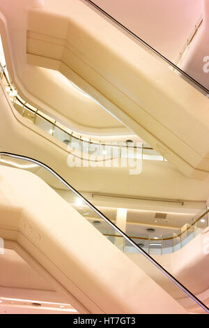 Fahrtreppen in einem Einkaufszentrum in Bangkok. Stockfoto