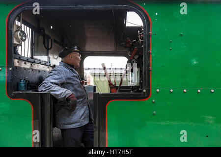 Dampfmaschine Treiber oder Feuerwehrmann in eine Lokomotive cab. Nottingham Transport Heritage Center, dem Ruddington, Nottinghamshire, England, Großbritannien Stockfoto