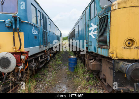 Zwei alte Diesellokomotiven zu restaurieren in Nottingham Transport Heritage Centre, England, Großbritannien Stockfoto