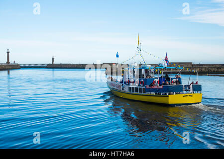 Sommer-Königin Ausflugsboot in Whitby Hafen Überschrift aus Whitby mit Touristen auf einen frühen Frühling Meer Reise Stockfoto