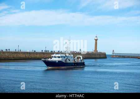 North Eastern Guardian Lll Fischerei Patrouille Schiff betreten Whitby Hafen Stockfoto