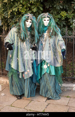 Zwei "Sea People" aus dem Karneval von Venedig, 2017 Stockfoto