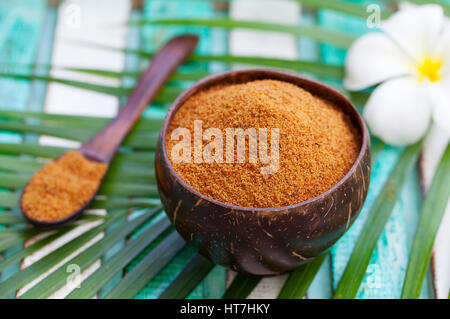 Kokosnuss Braunzucker in einer Holzschale. Stockfoto