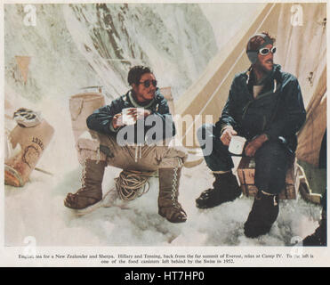 Foto von Sir Edmund Hilary und Sherpa Tenzing Norgay im Camp IV während der 1953-Everest-Expedition und die erfolgreiche Gipfel am 29. Mai 1953.  Gescanntes Foto von The Times Everest Ergänzung veröffentlicht 1953 Stockfoto