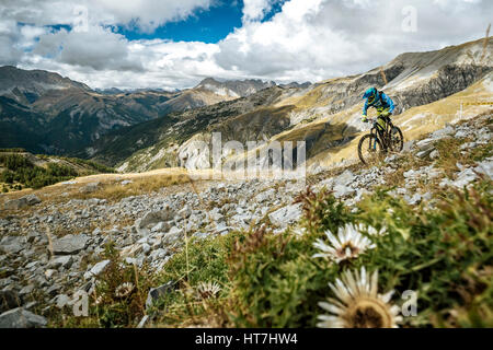 Ein Mountain Bike Racer In den französischen Seealpen Stockfoto