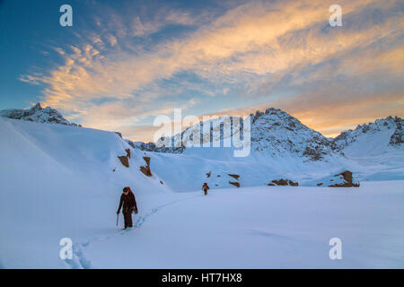 Bergsteiger Zac Poulton und Sam Oddie Rückzug zurück zum Basislager In den Alpen Stauning Grönlands Stockfoto