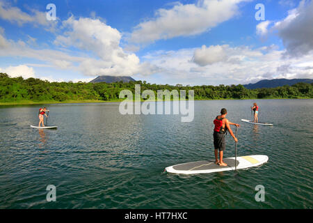 Stand-up-Paddling in der Nähe von La Fortuna mit Arenal Vulkan im Hintergrund Stockfoto