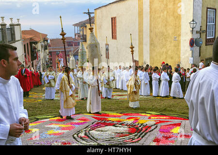 Die Prozession wird von dem Bischof von La Laguna, Diözesanklerus, Pfarreien und Bruderschaften aus Erzpriester, Bürgermeister und Rat von La Orotava, Mitglieder der Inselrat, Zivil- und Militärbehörden, Homecoming Queen und der kommunalen Band geleitet. Stockfoto