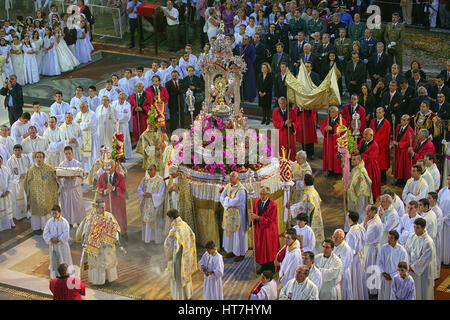 Die Prozession wird von dem Bischof von La Laguna, Diözesanklerus, Pfarreien und Bruderschaften aus Erzpriester, Bürgermeister und Rat von La Orotava, Mitglieder der Inselrat, Zivil- und Militärbehörden, Homecoming Queen und der kommunalen Band geleitet. Stockfoto