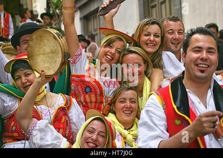 Gruppe von lächelnden Menschen versammelten sich in Corpus Christi fest in La Orotava, Teneriffa Stockfoto