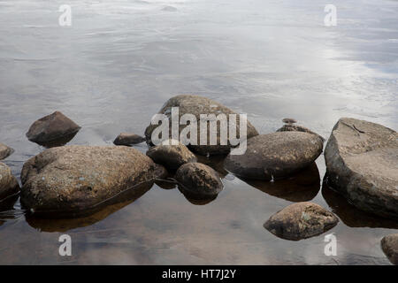 Loch Morlich angesehen von den Cairngorm Mountains in Schottland Stockfoto