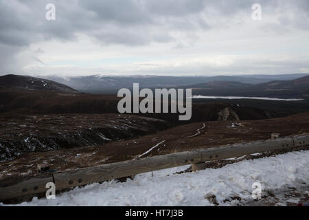 Loch Morlich angesehen von den Cairngorm Mountains in Schottland Stockfoto