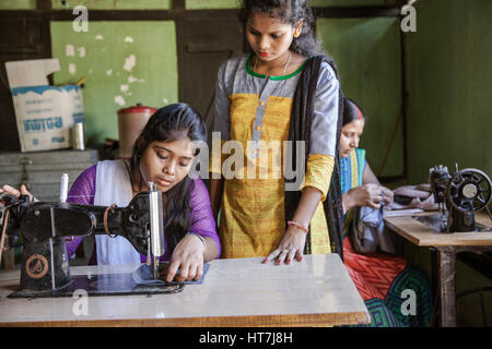 Frauen nehmen Nähen Training in Nähen Ausbildungsstätte In Guwahati Stockfoto