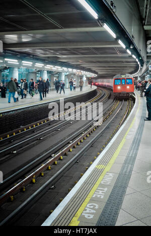 Dagegen Sie die Lücke Schild an einer u-Bahnstation, London, England Stockfoto