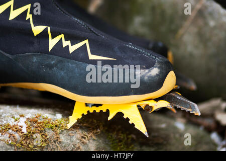 Nahaufnahme des Eiskletterns Schuhe Stockfoto