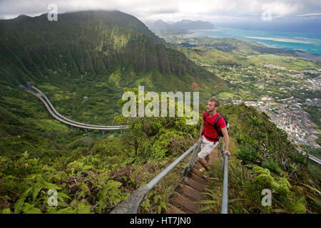 Extreme Wanderer Chase Norton etwa auf halben Weg durch die Haiku-Treppe In Oahu Stockfoto
