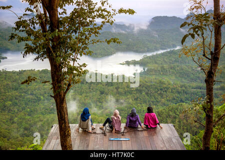 High Angle View Of Frauen Erkundung Kalibiru National Park In Java, Indonesien Stockfoto