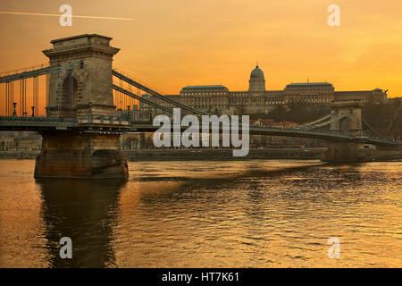 Die Donau, Széchenyi-Brücke (oder "Kettenbrücke") und den königlichen Palast. Budapest, Ungarn. Stockfoto